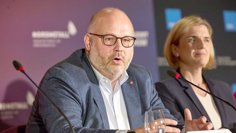 Bezirksleiter Friedrich, hier neben Lürssen-Managerin Lena Ströbele, will Sicherheit für die Beschäftigten der NVL-Werften. (Archivbild) Foto: Georg Wendt