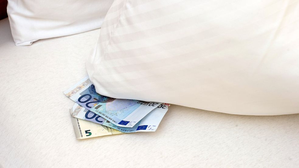 Touristen sollen nach dem Vorschlag der Ratsfraktion GfA/Peter Specken künftig nicht nur etwas Trinkgeld für die Reinigungskraft, sondern auch ein paar Münzen pro Übernachtung für die Stadtkasse dalassen. Foto: Swen Pförtner/DPA