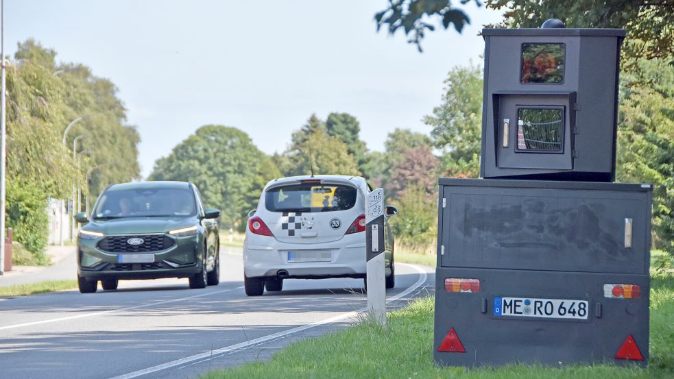 Zweimal stand der semistationäre Blitzer für mehrere Tage in der Doppelkurve der Kreisstraße 118 in Osterupgant. Foto: Thomas Dirks