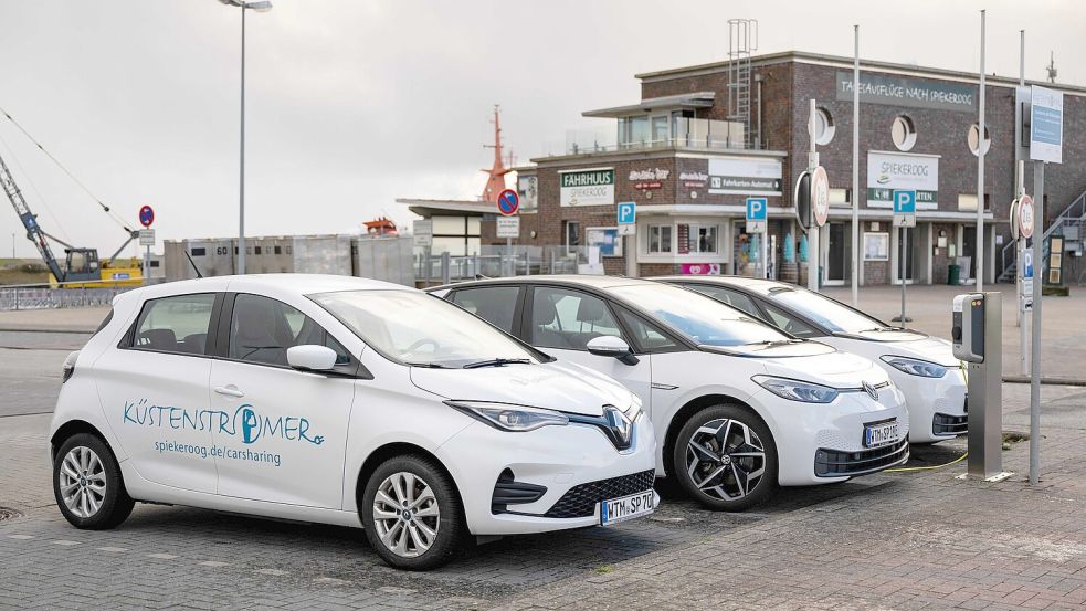 In Neuharlingersiel hat sich seit einigen Jahren Carsharing etabliert. Unter anderem Insulaner nutzen die Fahrzeuge, wenn sie auf dem Festland sind. Foto: DPA