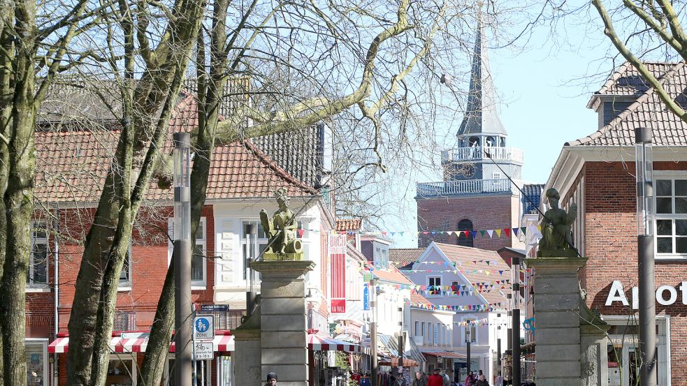 Mächtig ragt der Lambertiturm mitten im Herzen Aurichs gen Himmel. Hinter seinen Mauern verbirgt sich ein schauerliches Geheimnis. Foto: Romuald Banik