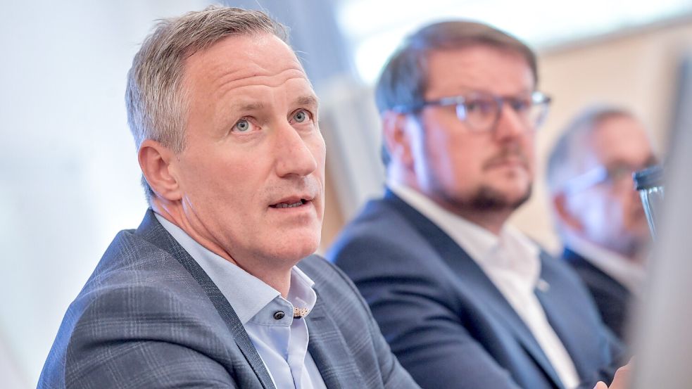 In der Kritik: Klinikchef Dirk Balster (vorne, dahinter der Emder Oberbürgermeister Tim Kruithoff) während einer Gremiensitzung. Foto: Klaus Ortgies
