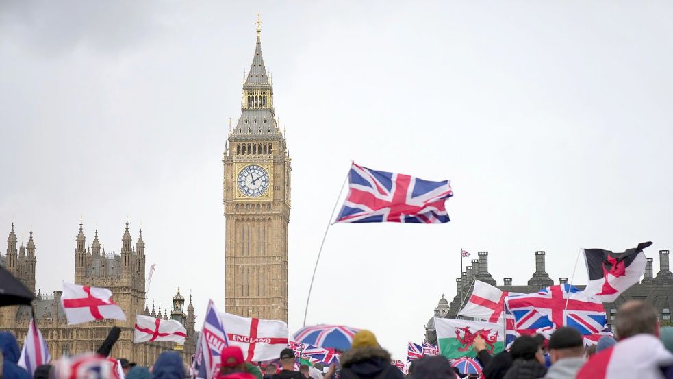 Angeführt und organisiert wurde die rechte Großdemo von dem bekannten britischen Rechtsextremisten Tommy Robinson. Foto: Joanna Chan/AP/dpa