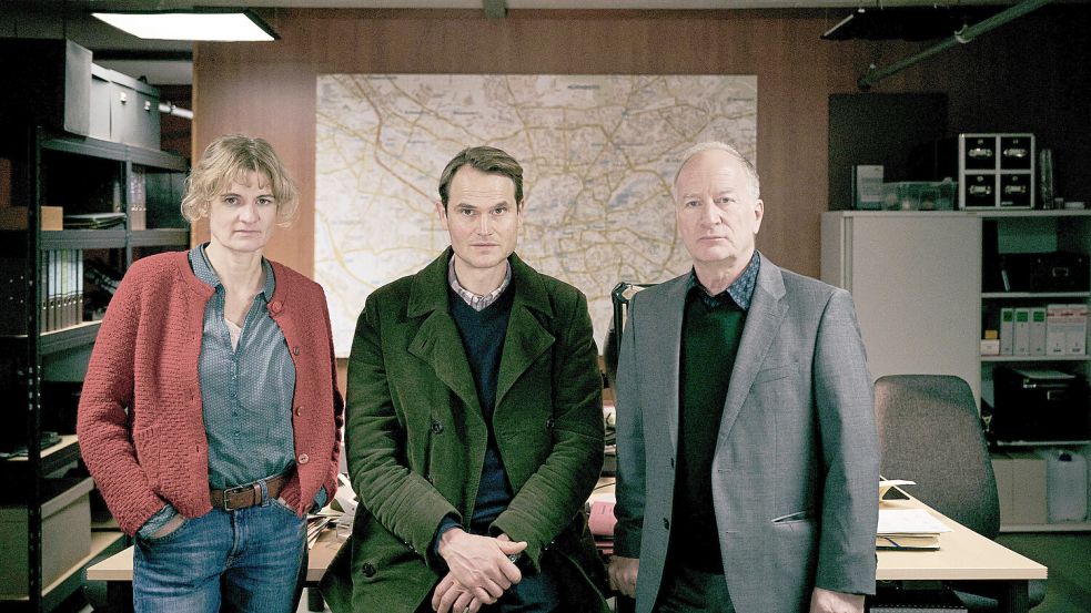 Der Franken-„Tatort: Ich sehe dich“ mit Fabian Hinrichs als Kommissar Felix Voss (Mitte) eröffnet die neue Saison. Nach wie vor mit dabei sind Eli Wasserscheid als Kommissarin Wanda Goldwasser und Stefan Merki als Polizeipräsident Dr. Kaiser. Zu sehen am Sonntag, 14. September um 20.15 Uhr im Ersten und in der ARD Mediathek. Foto: © BR/Hager Moss Film GmbH/Bernd Schuller