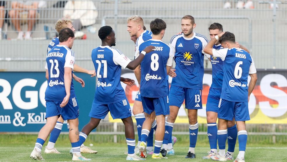 Kickers Emden durfte in Norderstedt jubeln. Die Tore für den BSV erzielten Marten Schmidt (Dritter von rechts) und Mika Eickhoff (links daneben). Foto: Jens Doden (Emden)