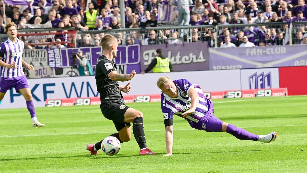 Einen Ausrutscher, wie hier Kevin Schumacher (rechts) leistete sich der VfL Osnabrück gegen Rostock (mit Nico Neidhart) nicht. Es gab ein leistungsgerechtes 0:0-Unentschieden. Foto: Helmut Kemme