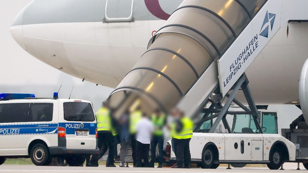 Seit der erneuten Machtübernahme durch die islamistischen Taliban im August 2021 gab es zwei Sammelabschiebungen aus Deutschland, die jeweils von Katar vermittelt wurden. (Archivbild) Foto: Jan Woitas/dpa