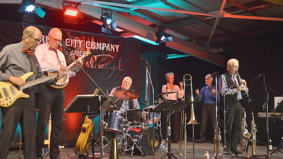 Die Garden City Company in Höchstform: Günter Tjards (Bass, von links), Anne van der Wal (Banjo), Heiner Olech (Drums) und Manfred Deinert (Klarinette) instrumental in Aktion, Susie Aljets und Werner Britz einmal als Hintergrundsänger im Einsatz. Foto: Gerd-D. Gauger