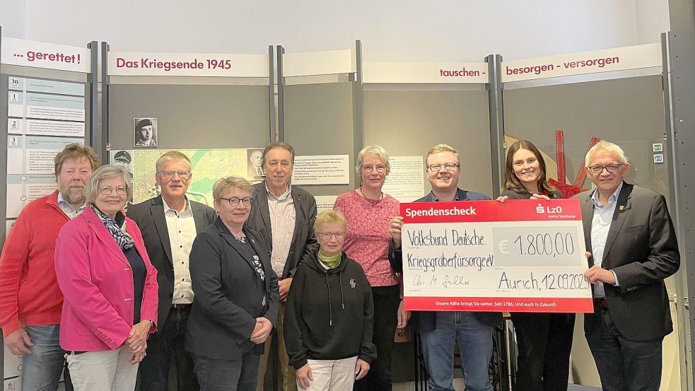 Hans Freese (von links), Kerstin Buss, Horst Feddermann, Edith Ulferts, Reiner Alberts, Almuth Peters, Antje Pollmann, Dr. Christopher M. Galler, Saskia Glogowski und Olaf Meinen bei der Übergabe des symbolischen Schecks. Foto: Julia Conrads