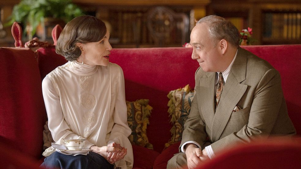 Das große Finale von „Downton Abbey“: Cora (Elizabeth McGovern) und ihr Bruder (Paul Giamatti). Foto: UIP Media