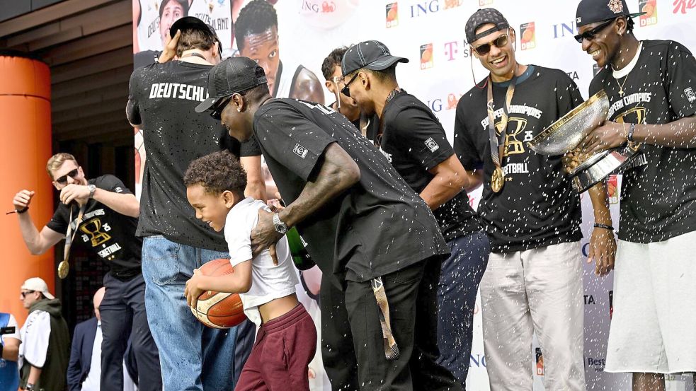 Von Riga nach Frankfurt. Basketballer lassen sich feiern Foto: Boris Roessler