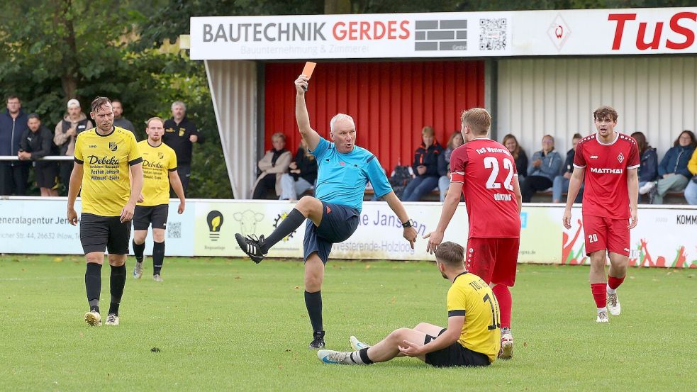 Schiedsrichter Senon Frick zeigt dem Übeltäter Rune Bünting, weshalb er die Rote Karte zückte. Foto: Wilfried Gronewold