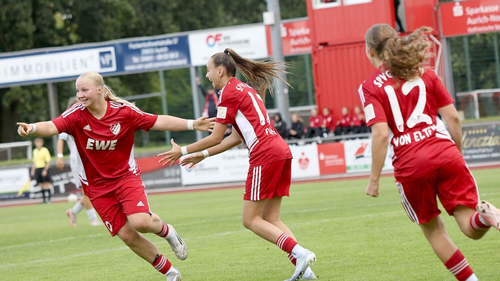 Marlene Sendler (links) traf zur 2:1-Führung für die SpVg Aurich im DFB-Pokal gegen den VfL Bochum. Ylva Fuß (Mitte) und Lina von Elten freuten sich mit der Torschützin. Foto: Helmut Vortanz