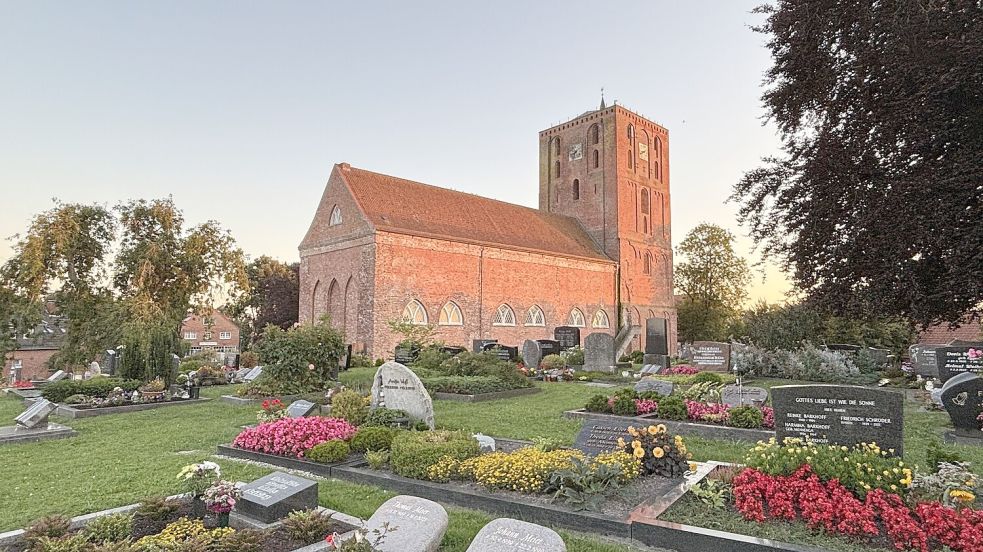 Wer in der Kirche in Marienhafe künftig neben Pastor Klemens Niemann predigen wird, ist noch unklar. Foto: Thomas Dirks