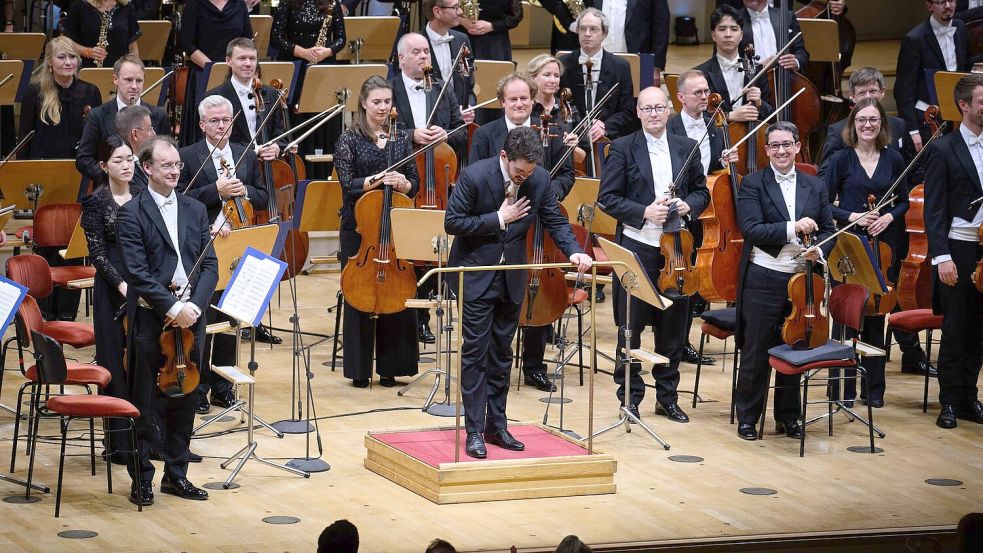 Dirigent Lahav Shani und die Münchner Philharmoniker werden in Berlin gefeiert. Foto: Bernd von Jutrczenka/dpa