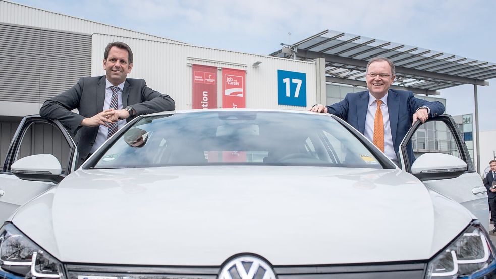 Als Ministerpräsident sitzt Lies (l) für Niedersachsen im VW-Aufsichtsrat. Auch 2015 war er dabei – als Wirtschaftsminister an der Seite des früheren Regierungschefs Stephan Weil (r). (Archivbild) Foto: Ole Spata