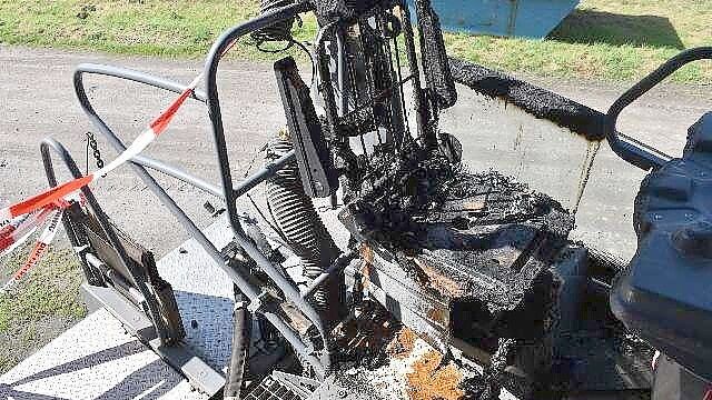 In Osnabrück ist am späten Abend des 11. September ein Asphaltfertiger in Brand geraten. Foto: Polizei Osnabrück
