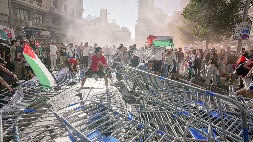Ausschreitungen in Madrid rund um die finale Etappe der Vuelta sorgten für deren vorzeitigen Abbruch. Foto: dpa/AP/Manu Fernandez