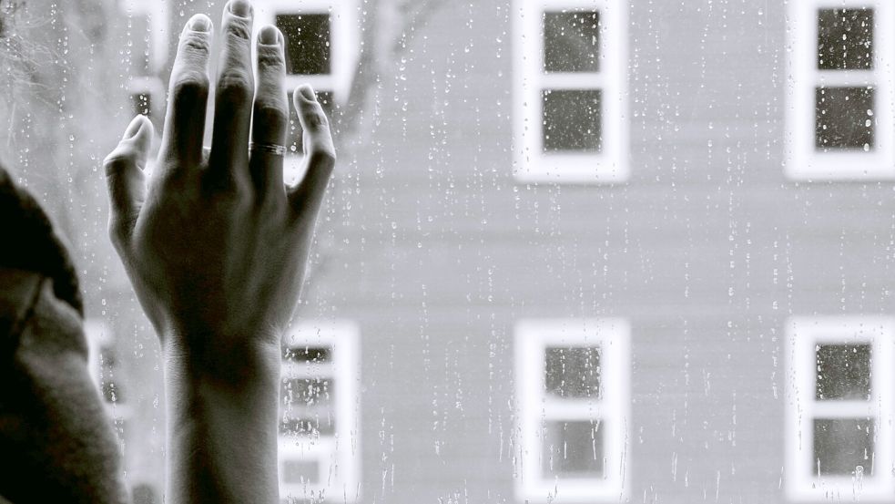 Christina K. hat einen Weg gefunden, mit dem Suizid ihres Vaters umzugehen – und sie will anderen Betroffenen Hoffnung machen. Foto: Unsplash/Kristina Tripkovic