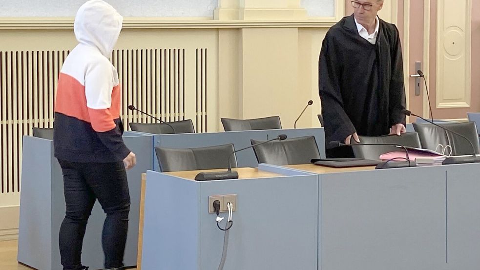 Die wegen Totschlags angeklagte Mutter betritt den Gerichtssaal. Foto: Tatjana Bojic/dpa