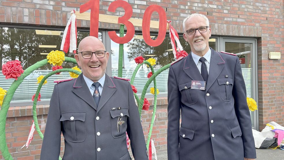 Unverhofft stehen Ortsbrandmeister Karl-Heinz Freimuth (links) und sein Stellvertreter Theo Peters nicht einer 90-jährigen, sondern einer bereits 130 Jahre alten Feuerwehr vor. Foto: Karin Böhmer