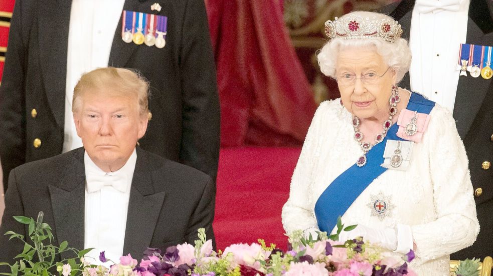 Trump war schon einmal zum Staatsbesuch in Großbritannien - damals noch mit der Queen (Archivbild). Foto: Dominic Lipinski