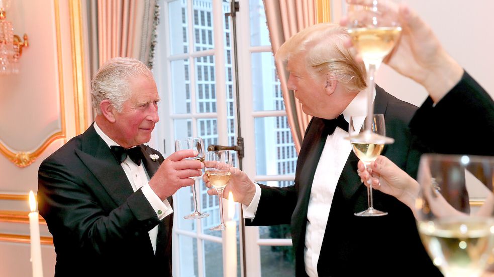Bei seinem Besuch 2019 traf US-Präsident Donald Trump bei einem Empfang auf den damaligen Prinzen Charles. Foto: dpa/PA Wire/Chris Jackson