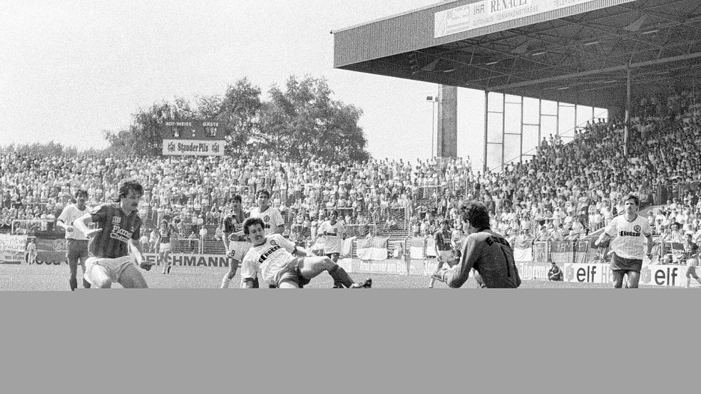 Auf dem Weg in die 2. Bundesliga: Paul Linz (links) entscheidet den Auftakt zur Aufstiegsrunde im Mai 1985 mit seinem Tor bei Rot-Weiss Essen für den VfL Osnabrück. Foto: Helmut Kemme