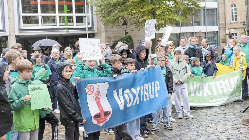 Bei Regen und Wind demonstrierten rund 150 Mitglieder des VfR Voxtrup vor dem Rathaus in Osnabrück. Foto: Thomas Osterfeld