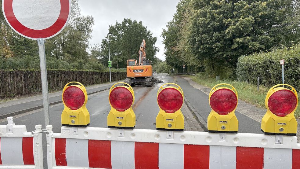 Mit zahlreichen Absperrungen und Schildern wird auf die Baustelle hingewiesen. Foto: Mieke Matthes