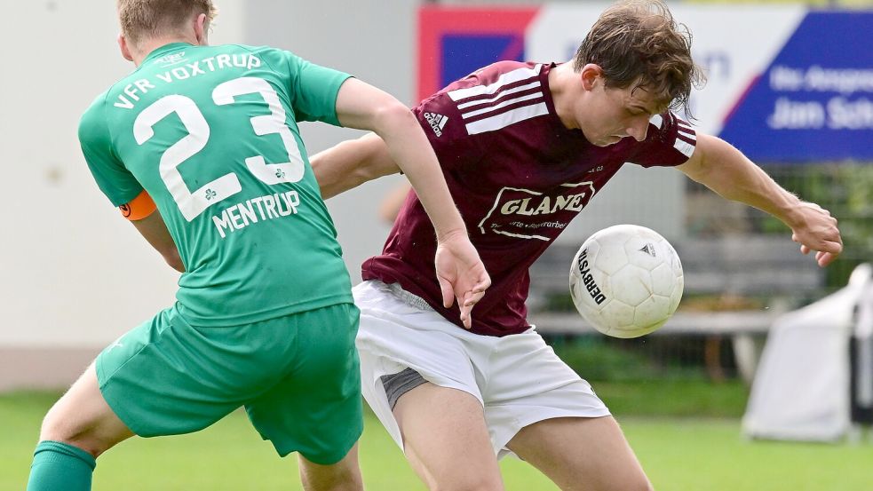VfR-Kapitän Lennart Mentrup duellierte sich letzte Saison noch mit der Zweitvertretung des SC Melle in der Bezirksliga: In dieser Spielzeit treffen er und die Voxtruper als Aufsteiger auf die erste Mannschaft in der Landesliga. Foto: Helmut Kemme