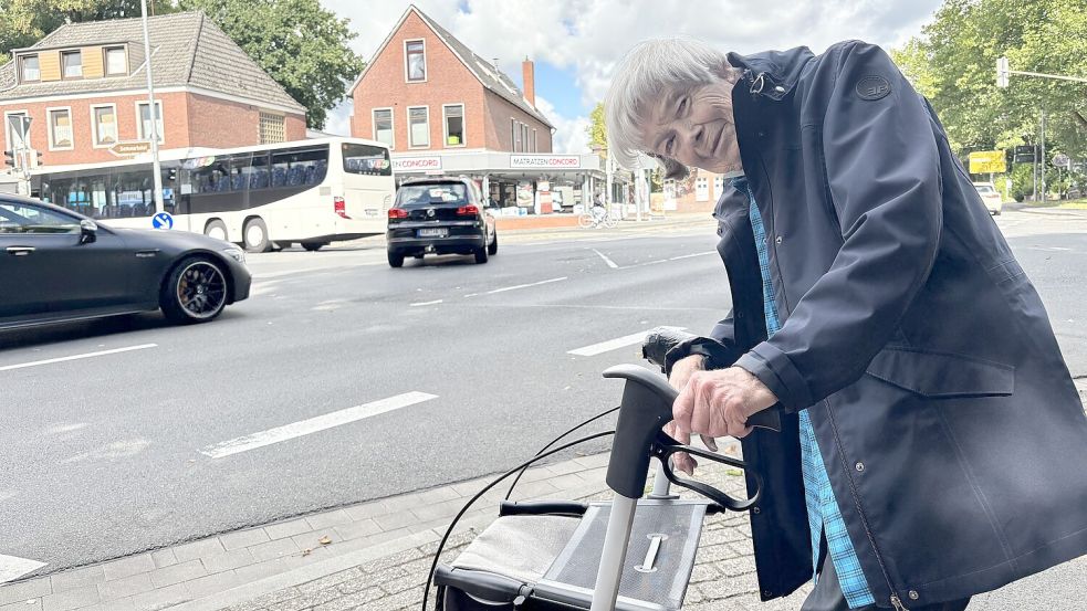 Christa Jäger ist nach einem Unfall auf den Rollator angewiesen. Entgegen ihren Erwartungen hat sie im Straßenverkehr bisher nur positive Erfahrungen gemacht. Foto: Mieke Matthes