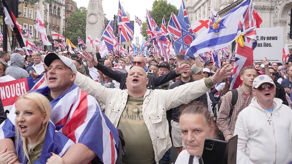 Aktivisten versammeln sich während des von Tommy Robinson angeführten Marsches und der Kundgebung "Unite the Kingdom" im Zentrum Londons. Foto: dpa/Harry Stedman