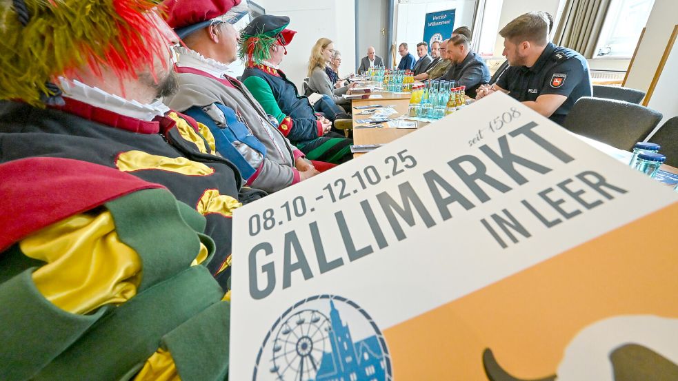"Fiev Daag free Markt" – darauf freuen sich nicht nur Leeraner das ganze Jahr. Das Programm für den Gallimarkt 2025 wurde bei einem Pressegespräch vorgestellt. Die Herolde (links) hatten dafür schon die Kostüme angezogen. Foto: Klaus Ortgies