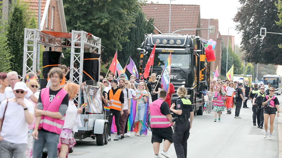 Der diesjährige CSD in Aurich wurde wieder von der Polizei begleitet. Schon während des Umzugs mussten die Beamten einer Gruppe von Jugendlichen einen Platzverweis erteilen. Foto: Claus Hock
