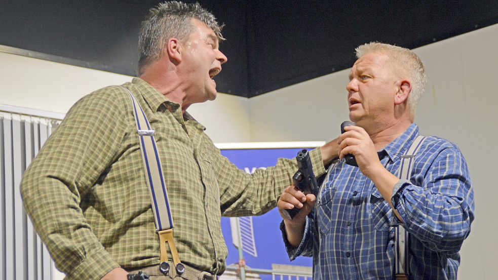 Edoard Albrechts (links) und Harald Albrechts (rechts) gehören zu den bekanntesten Darstellern der Rechtsupweger Bühne. Foto: Gerd-D. Gauger