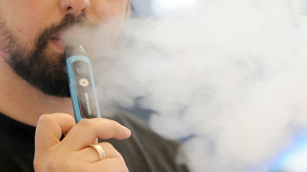 Verbrannt wird nichts in der E-Zigarette, da eine Flüssigkeit erhitzt wird und verdampft, wie an den dichten Dampfwolken der Konsumenten zu sehen ist. Foto: Wolf von Dewitz/dpa