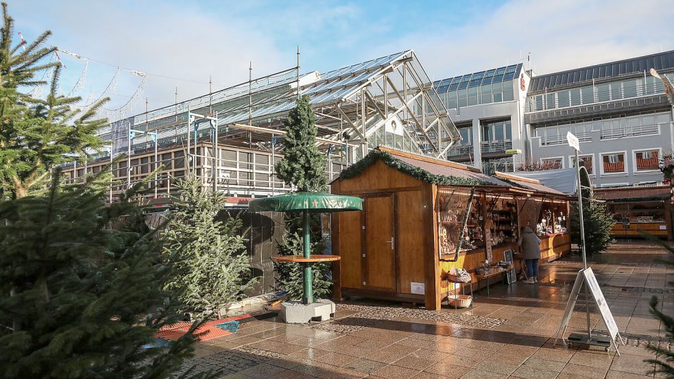 Die Bauarbeiten an der Markthalle prägten 2024 auch einen Teil der Optik des Weihnachtszaubers. Foto: Romuald Banik