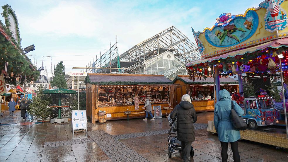 Wegen der Bauarbeiten musste der Weihnachtszauber im vergangenen Jahr etwas verändert aufgebaut werden. Es fehlte eine Kunsthandwerker-Hütte. Foto: Romuald Banik