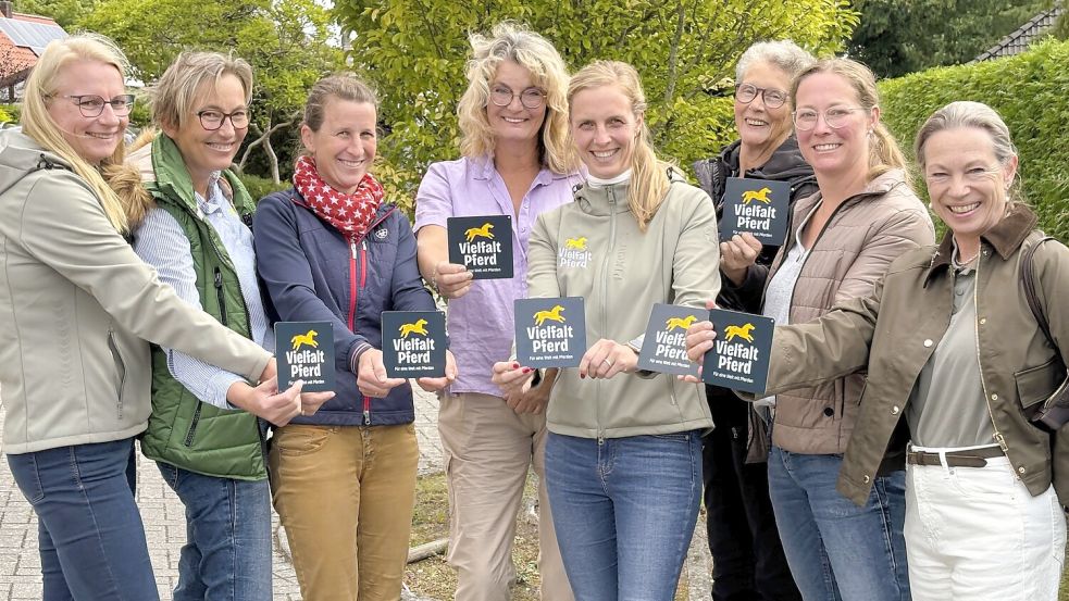 Sie sind als Pferdebotschafter unterwegs (von links): Ursula Hobbie, Ulrike Wagenknecht, Cordula ten Doornkaat, Ulrike Fischer, Cathrin Sanders, Christine Reentjes, Nicole Dannemann und Anke Dinkelbach. Foto: Nicole Böning
