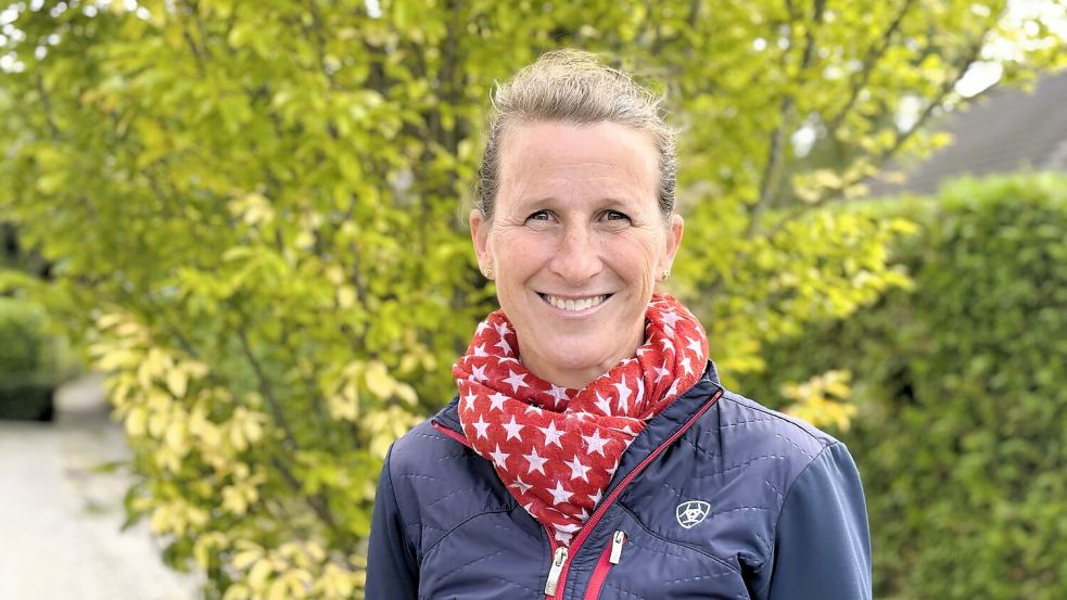 Cordula ten Doornkaat ermöglicht Kindern in Timmel den ersten Kontakt zu Ponys. Foto: Nicole Böning