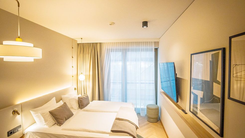 Ein Hotelzimmer ist als Muster fertig, die letzten Seile werden gespannt und der "Zauberwürfel“ hängt bald am Haken: Auf Osnabrücks spektakulärster Baustelle bewegt sich was. Foto: Detlef Heese