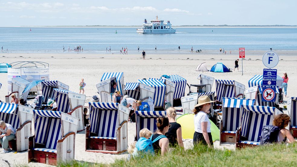 Am Wochenende lohnt sich bei sommerlichen Temperaturen ein Ausflug an die Küste. Foto: dpa/Hauke-Christian Dittrich