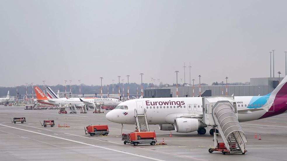 Am Airport Hamburg kann es wegen eines Kerosin-Lieferengpasses zu Verspätungen und Flugausfällen kommen. (Archivbild) Foto: Marcus Brandt/dpa