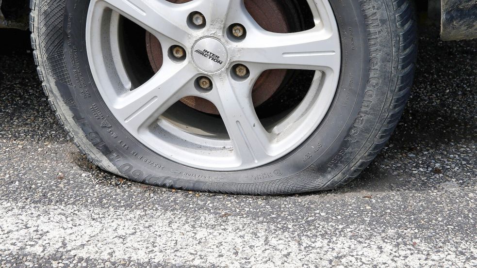 Unbekannte haben in Bremen-Tenever die Reifen von rund 60 Autos zerstochen. Mittlerweile wurde eine Sonderkommission eingerichtet. Foto: Imago