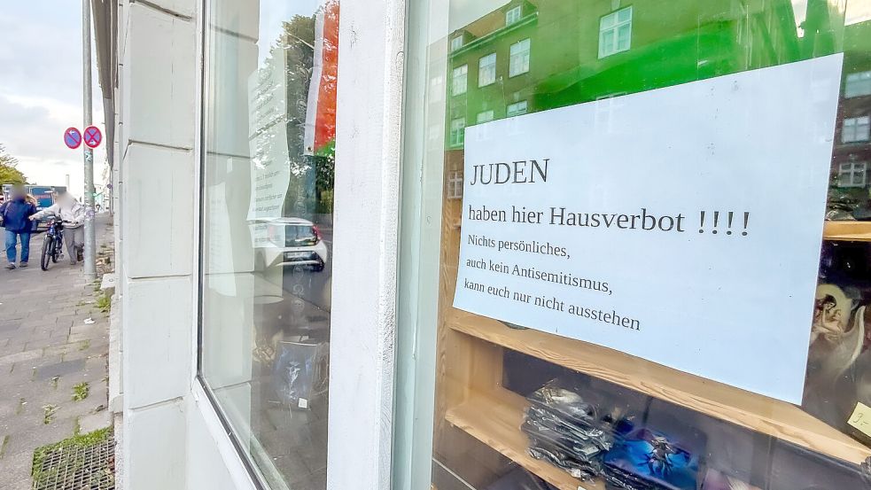 An der Fensterfront des Ladens in der Duburger Straße prangt seit Mittwochnachmittag das antisemitische Schild. Foto: Sebastian Iwersen