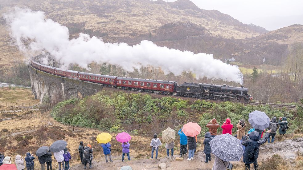 Das Glenfinnan-Viadukt ist Ende des 19. Jahrhunderts erbaut worden – hat aber vor allem durch die Darstellung in der „Harry Potter“-Filmreihe Bekanntheit erlangt. Foto: dpa/PA Wire/Jane Barlow