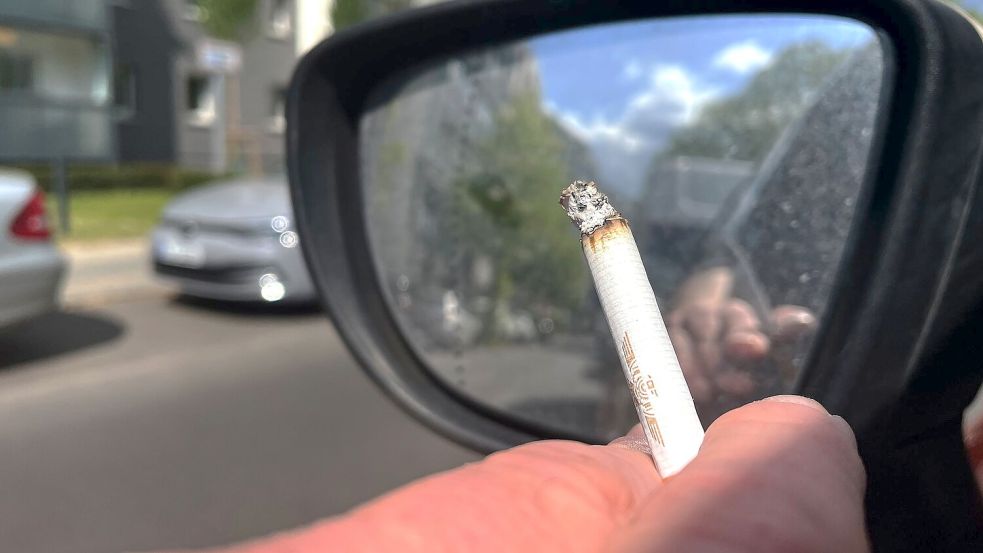 Ein Rauchverbot im Auto soll Schwangere und Minderjährige vor den Gefahren des Passivrauchens schützen. (Symbolbild) Foto: Paul Zinken