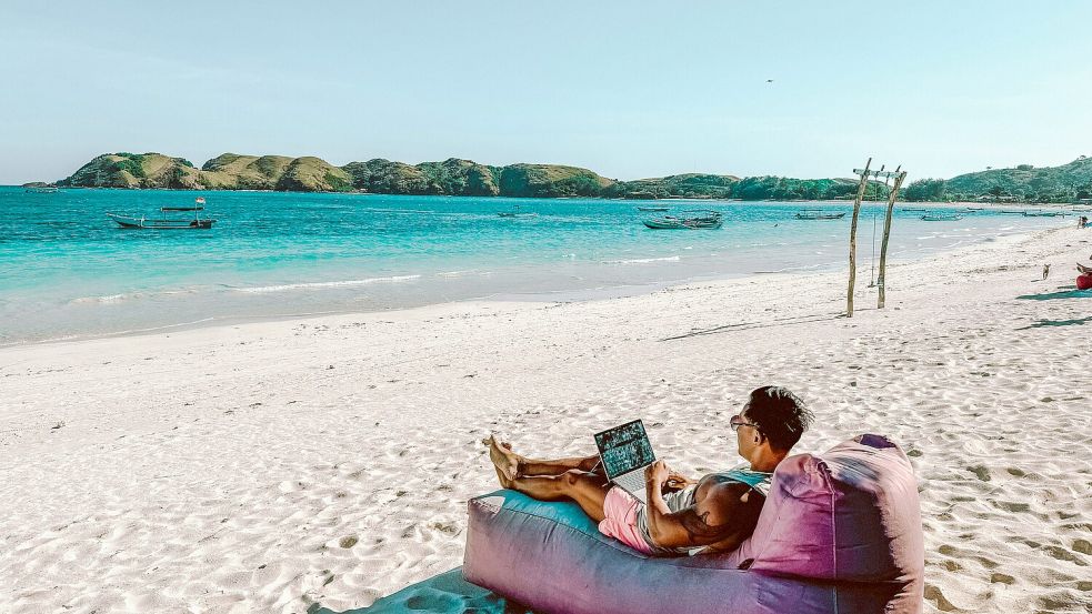 Hitzige Diskussionen gibt es derzeit in Australien über die Produktivität von mobilem Arbeiten am Strand. Foto: Unsplash/Johnny Africa