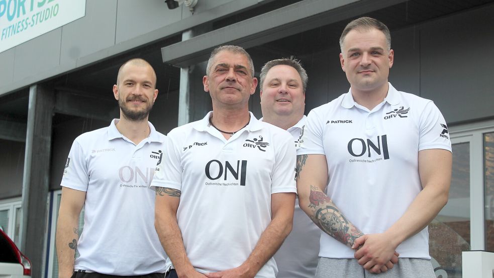 Die beiden Athletiktrainer Daniel Moewius (2. von links) und Holger Erdelt (rechts) halten die Handballer des OHV Aurich fit. Sehr zur Freude von OHV-Trainer Sven Suton (links) und Co-Trainer Eric Hettmann.Foto: Marco Lindenbeck